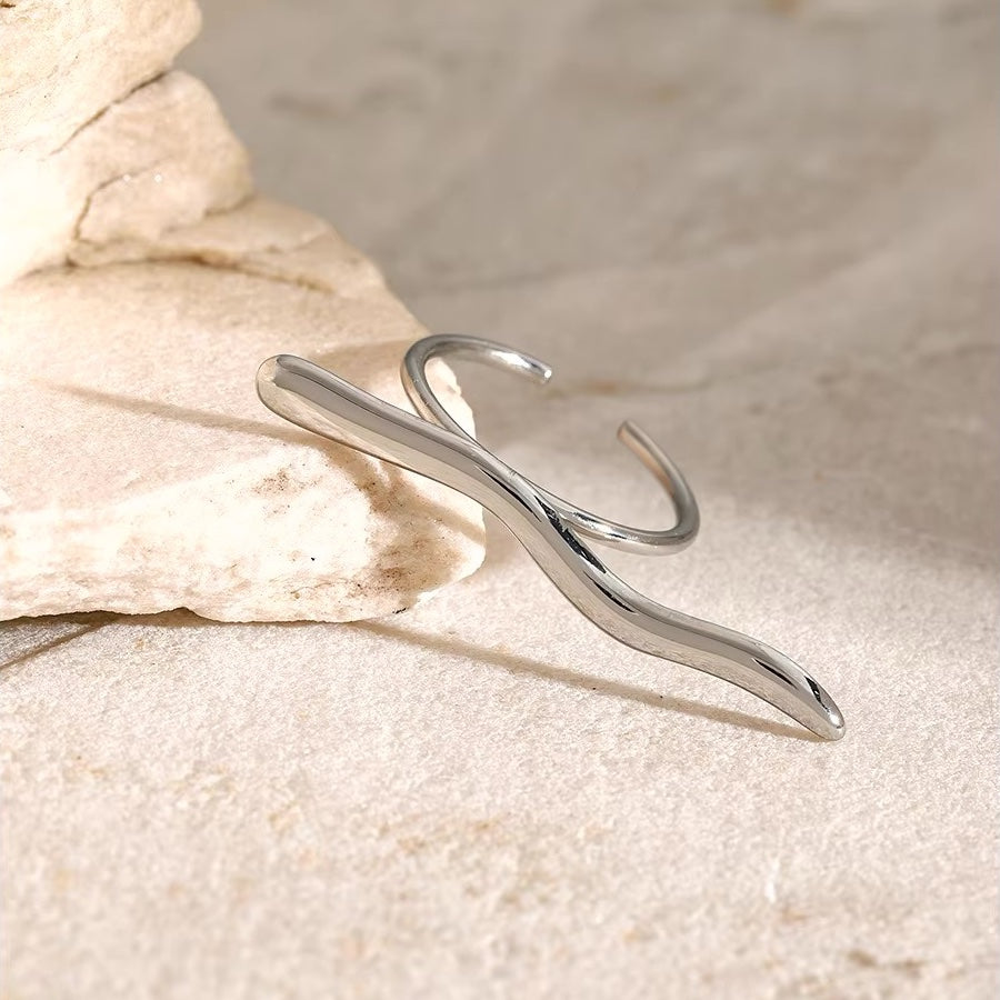 Valentina™| Anello con ondulazione a barre distinte