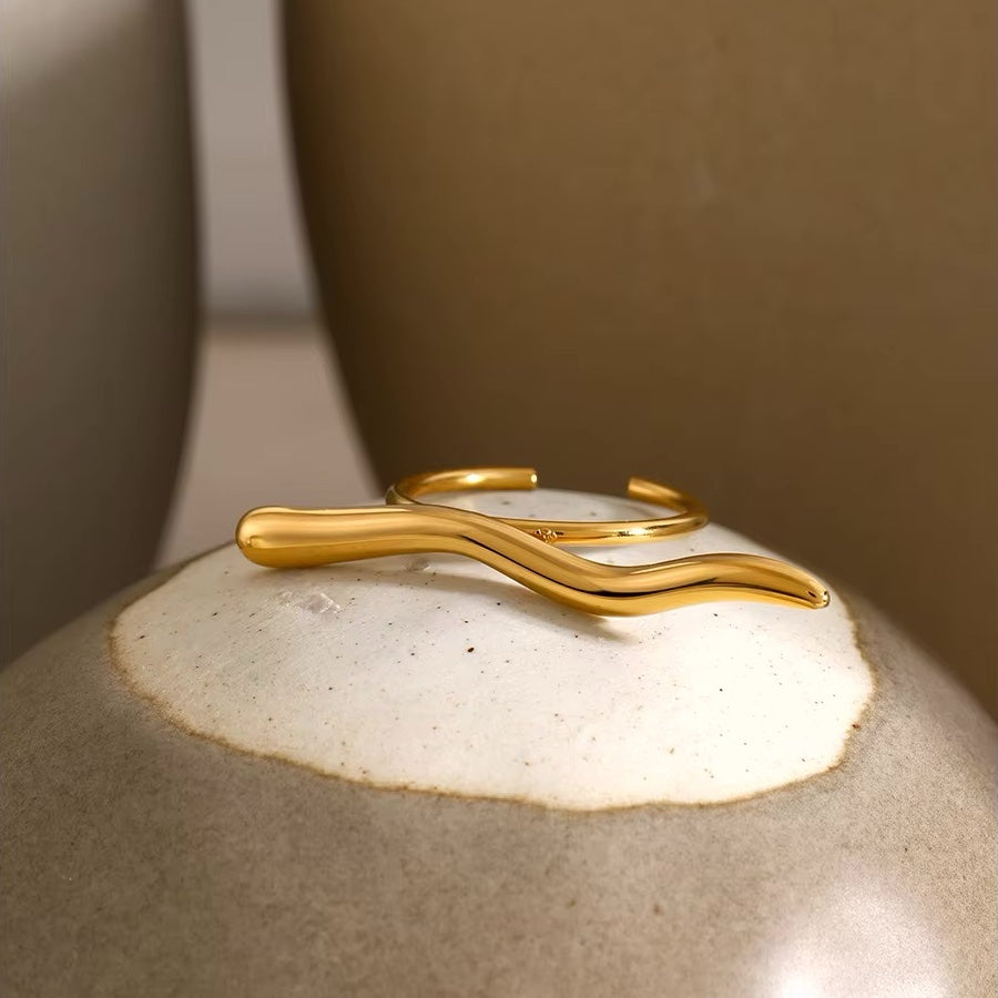 Valentina™| Anello con ondulazione a barre distinte