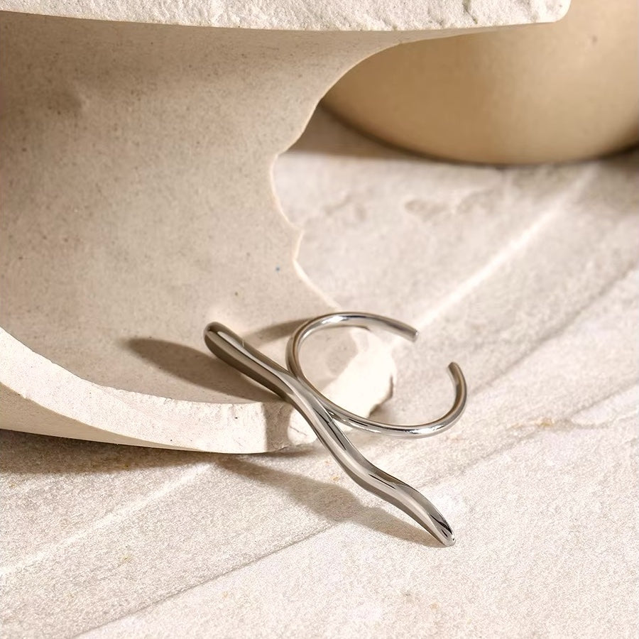 Valentina™| Anello con ondulazione a barre distinte