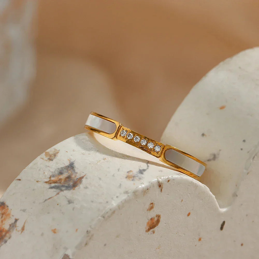 Valentina™| Anello con diamante delicato con pavé di conchiglie