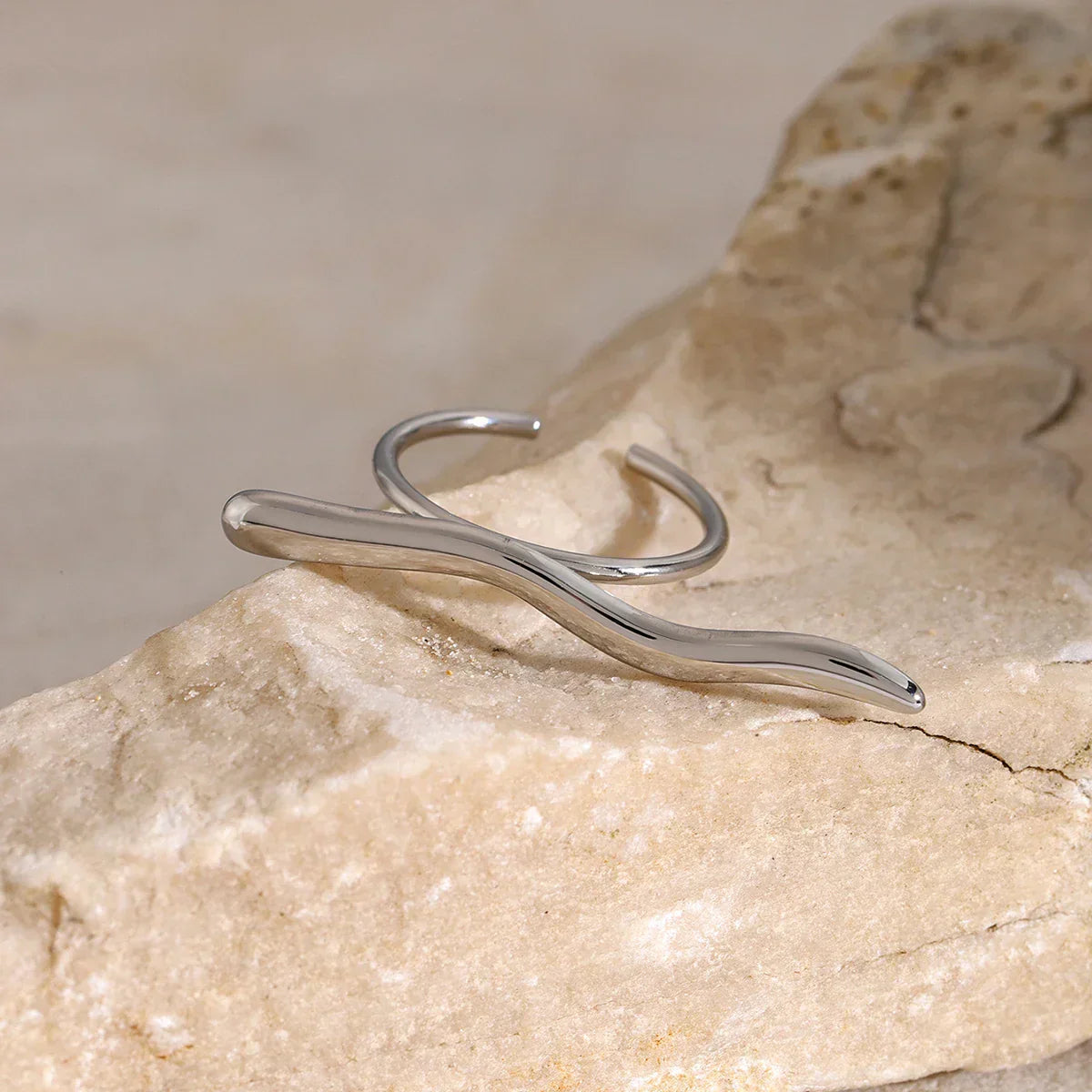 Valentina™| Anello con ondulazione a barre distinte