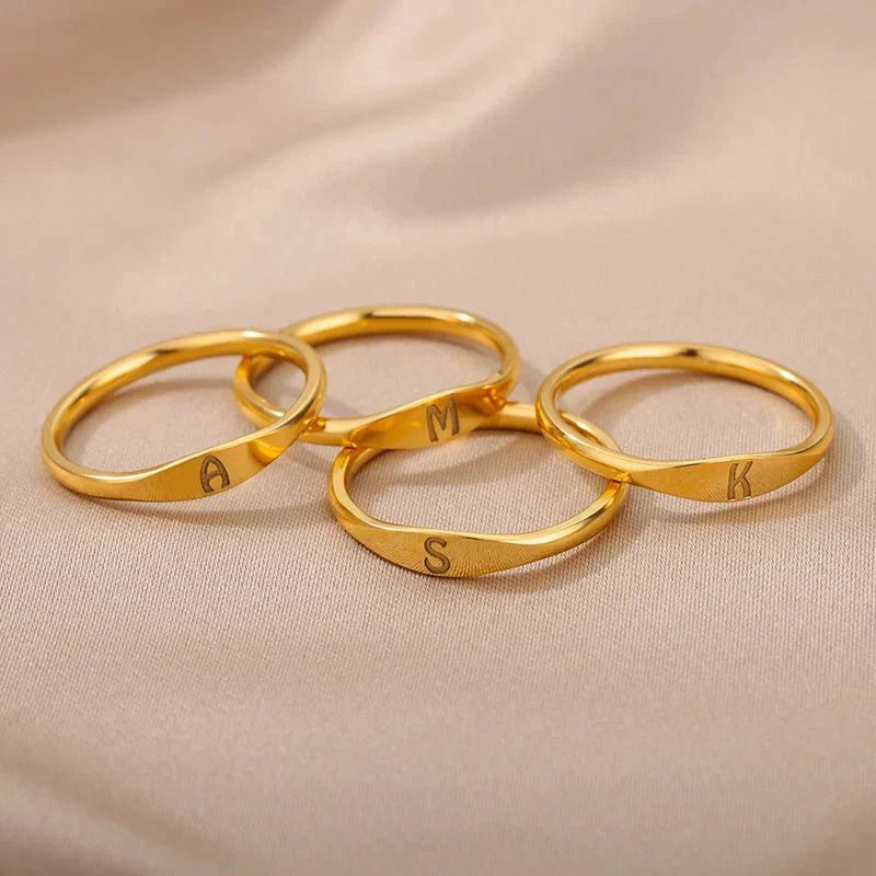 Valentina™| Anello sottile con iniziale a lettera